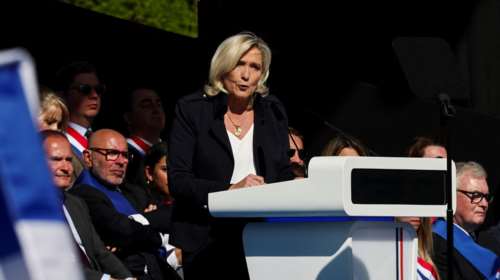Γαλλία: Η Μαρίν Λε Πεν καταγγέλλει μια &quot;πολιτική απόφαση&quot; μιλώντας στη συγκέντρωση υποστηρικτών της