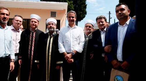 Επίσκεψη Μητσοτάκη στην Κομοτηνή: Επαιξε μπάσκετ με παιδιά - Συνάντηση και με εκπροσώπους της μειονότητας [εικόνες]