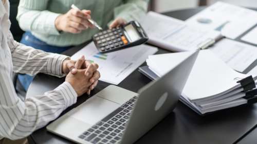 Λήγει τα μεσάνυχτα η παράταση της προθεσμίας για την υποβολή των φορολογικών δηλώσεων