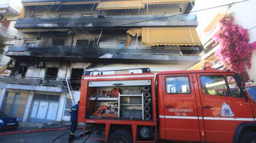 Φωτιά σε διαμέρισμα στη Ριζούπολη: Απεγκλωβίστηκαν 6 ένοικοι της πολυκατοικίας