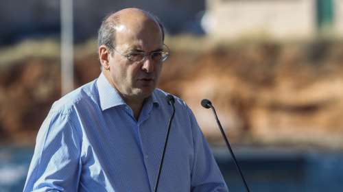 Χατζηδάκης σε πυρόπληκτους στο Μάτι: Πρέπει να βάλουμε μια τάξη, θέλουμε τη βοήθειά σας