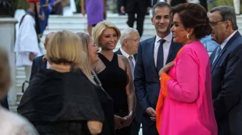 Δεξίωση στο Προεδρικό Μέγαρο: Τα στιγμιότυπα, τα πολιτικά πηγαδάκια, οι εντυπωσιακές και οι &quot;too much&quot; παρουσίες [εικόνες]