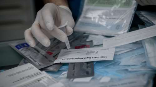 Σχολεία: Από αύριο Τετάρτη στα φαρμακεία 4 δωρεάν self test για τους μαθητές