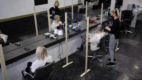 Παπαθανάσης: Τα κομμωτήρια θα ανοίξουν με &quot;περιορισμένες δραστηριότητες&quot; - Πώς θα λειτουργήσει το click away