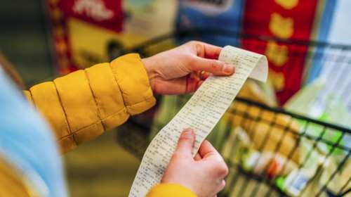 Τι συμβαίνει με τις τιμές των τροφίμων: Το αλεύρι ακρίβυνε 8% σε έναν μήνα, το ρύζι και τα παγωτά 5,4%