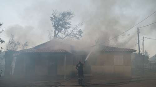 Ανεξέλεγκτη η πυρκαγιά στη Δωρίδα - Δήμαρχος: Η φωτιά πάει όπου θέλει, όποτε θελει