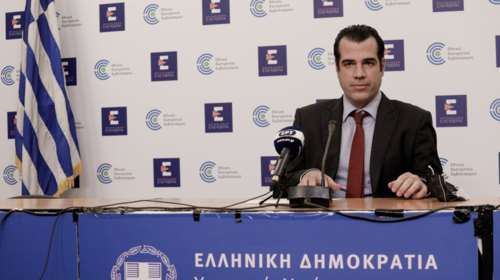 Παράθυρο Πλεύρη για επαναφορά από Σεπτέμβριο του προστίμου για τους ανεμβολίαστους άνω των 60 ετών