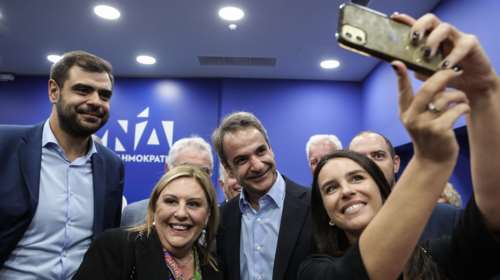 Ο Μητσοτάκης στην εκδήλωση για τα 48χρόνια από την ίδρυση της ΝΔ - Τα χαμόγελα, οι σέλφι και οι ηχηρές απουσίες