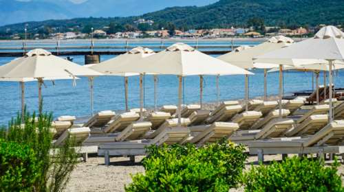 MyCoast: &quot;Βροχή&quot; οι καταγγελίες για αυθαιρεσίες στις παραλίες - Αλληλοκαρφώνονται οι επιχειρήσεις [βίντεο]