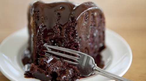 Εύκολη σοκολατόπιτα με μόνο 4 υλικά - Ζουμερή και υγρή σαν σουφλέ σοκολάτας