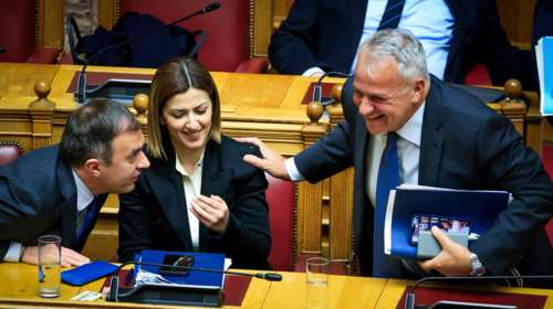 Τρελά γέλια στη Βουλή από Βορίδη-Αγαπηδάκη την ώρα συζήτησης για τα Τέμπη και με χημικά-μολότοφ να πέφτουν απ΄έξω &quot;βροχή&quot;