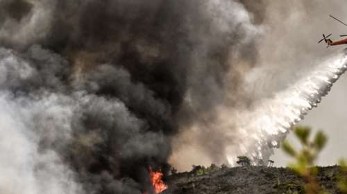 Φωτιές: Σε κατάσταση έκτακτης ανάγκης ο δήμος Λουτρακίου - Στις αυλές των σπιτιών οι φλόγες στον Άγιο Χαράλαμπο