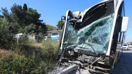 Τροχαίο στα Λιόσια: Λεωφορείο έπεσε σε κολώνα - Πέντε τραυματίες [εικόνες - βίντεο]