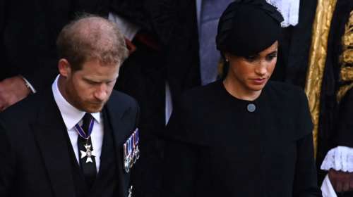 Τελευταίοι και καταϊδρωμένοι ο πρίγκιπας Χάρι και η Μέγκαν Μάρκλ: Ο Κάρολος τους &quot;γκρέμισε&quot; από τις θέσεις τους