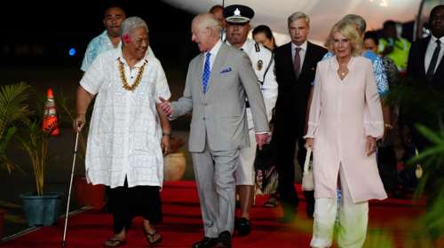 Γραβάτα με ελληνικές σημαίες για τον Κάρολο - Η εμφάνιση του βασιλιά στη Σαμόα [εικόνες]