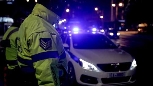 Μενίδι: ΙΧ που οδηγούσε 18χρονος χωρίς δίπλωμα συγκρούστηκε με περιπολικό -Τραυματίστηκαν 2 αστυνομικοί