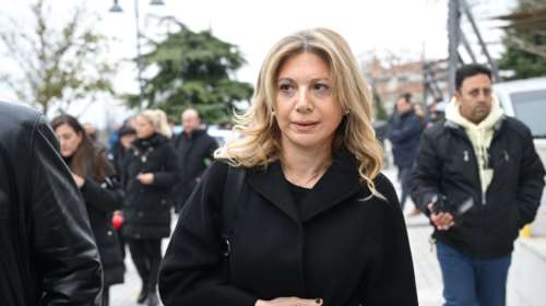 Λάρισα: Στην κηδεία του Βασίλη Καλογήρου η Καρυστιανού - &quot;Έχουν περάσει διάφορες σκέψεις απ’ το μυαλό μου&quot; [βίντεο]