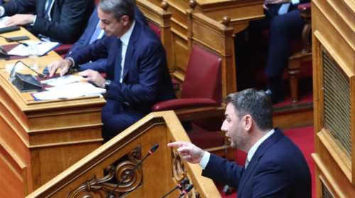 Στο ΠΑΣΟΚ πετάει το γάντι η κυβέρνηση για συναινέσεις - "Οχι" στη λευκή επιταγή, λέει η Χαριλάου Τρικούπη