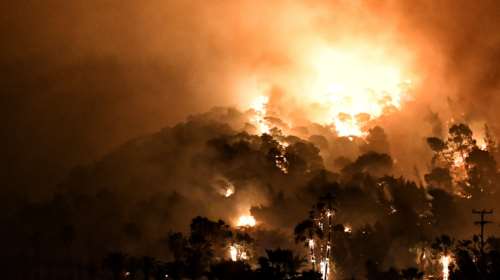 Φωτιά στον Σχίνο: Αγωνία - Νέο μήνυμα 112 - Εκκενώνονται ακόμα 4 οικισμοί και μια μονή - Εφτασε 8 χλμ από τα Μέγαρα η πυρκαγιά