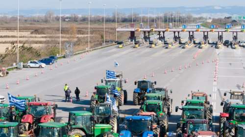 Αγρότες: Έκλεισαν επ' αόριστον την Ιόνια Οδό - Κλείνουν και παρακαμπτηρίους στον Μπράλο