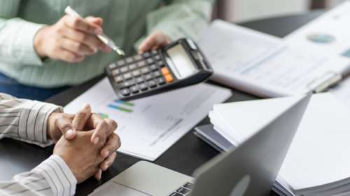 Πόσο παραπάνω θα πληρώσουν τελικά για τις ασφαλιστικές τους εισφορές 1,4 εκατ. ελεύθεροι επαγγελματίες