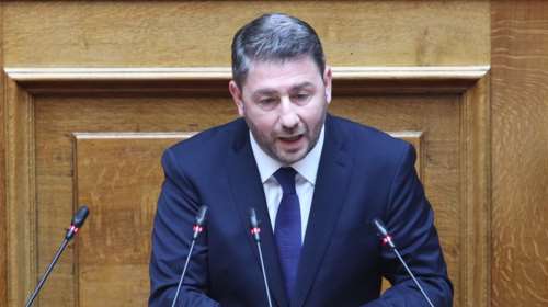 Τέμπη: Πρωτοβουλία Ανδρουλάκη για πρόταση δυσπιστίας μετά το δημοσίευμα σοκ για μοντάζ στις συνομιλίες του σταθμάρχη