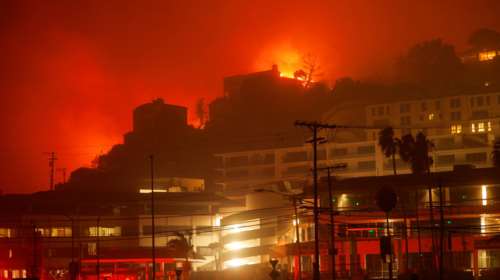Εικόνες αποκάλυψης από τη φωτιά στο Λος Άντζελες: Κάηκαν σπίτια, τουλάχιστον 30.000 κάτοικοι απομακρύνθηκαν