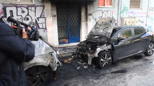 Συναγερμός στα Εξάρχεια: Ταυτόχρονοι εμπρησμοί σε σταθμευμένα οχήματα [εικόνες - βίντεο]