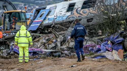 Σύγκρουση τρένων στα Τέμπη: Εφιαλτικός ο επίσημος απολογισμός με 57 νεκρούς, 48 τραυματίες και 56 αγνοούμενους
