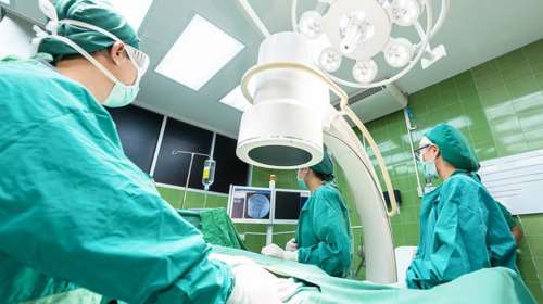 Η πρώτη μεταμόσχευση ήπατος από ζώντα δότη στην Ελλάδα: Πατέρας χάρισε ζωή στην κόρη του