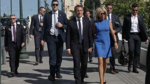 H φωτογραφία από τη &quot;μυστική&quot; επίσκεψη Εμανουέλ και Μπριζίτ Μακρόν στην Ακρόπολη [Εικόνα]