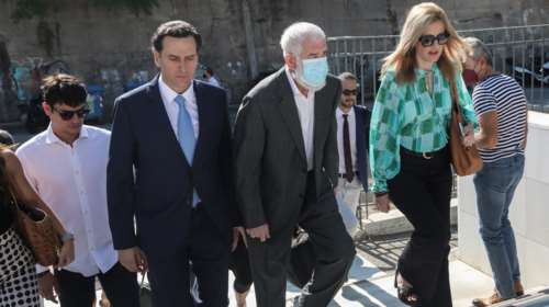 Πέτρος Φιλιππίδης: Φραστική επίθεση έξω από τα δικαστήρια - &quot;Αληταρά, μεγαλώνουμε παιδιά&quot;