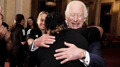 Ο βασιλιάς Κάρολος έσπασε το πρωτόκολλο - Δέχτηκε ομαδική αγκαλιά από γυναικεία ομάδα ράγκμπι [εικόνες-βίντεο]