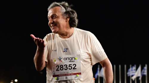 Συγκίνηση στον 42ο Μαραθώνιο: Αυτός είναι ο τελευταίος που τερμάτισε - Αποθέωσαν τον 67χρονο συνταξιούχο [βίντεο]