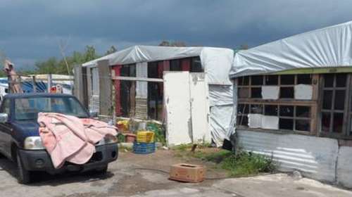 Σοκ στον Βόλο: Γονείς είχαν δεμένο με αλυσίδα τον 55χρονο γιο τους στην αυλή του σπιτιού