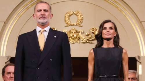 Η βασίλισσα Λετίσια ντύθηκε Audrey Hepburn: Η απίθανη εμφάνιση με μοντέρνο πριγκιπικό φόρεμα και Manolo Blahnik