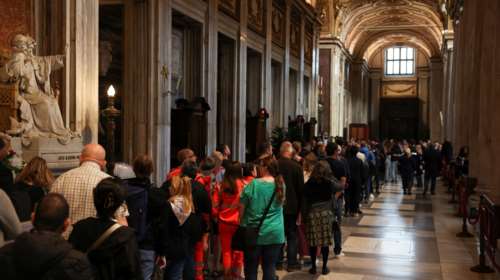 Σάντα Μαρία Ματζόρε: Τεράστια κοσμοσυρροή στο λαϊκό προσκύνημα για τον πάπα Φραγκίσκο - Ξεπερνά τις 2 ώρες η αναμονή