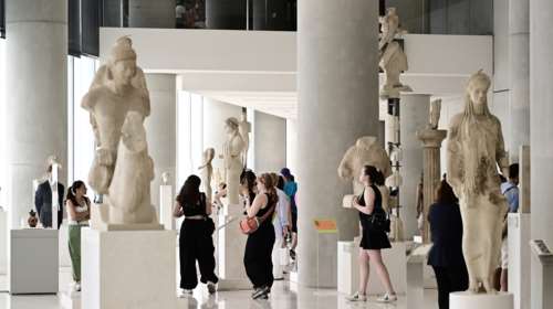 Μουσείο Ακρόπολης: Ηλικιωμένος με ακράτεια έκανε την... ανάγκη του πίσω από το άγαλμα της Αθηνάς Νίκης [βίντεο]