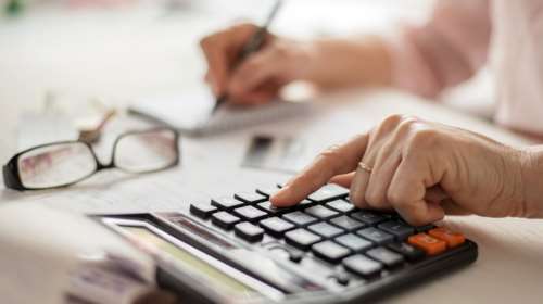 Επτά μειώσεις φόρων και πέντε αυξήσεις μισθών και συντάξεων - Οι φορολογικές παρεμβάσεις του 2025