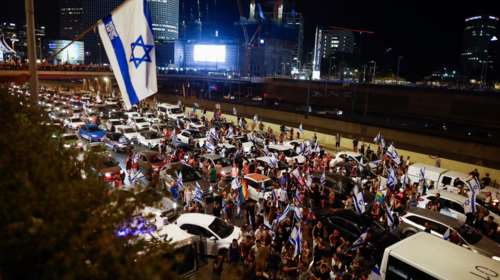 Χάος στο Ισραήλ: Η στιγμή που αυτοκίνητο πέφτει με ταχύτητα σε διαδηλωτές [Βίντεο]