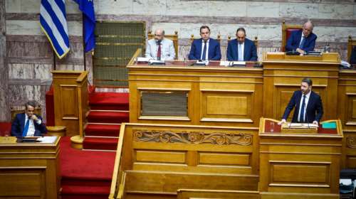 Κόντρα με επικές ατάκες μεταξύ Μητσοτάκη - Ανδρουλάκη: Τα μπουζουκτσίδικα στον Πηνειό, ο Σημίτης και το "Βασίλη ρίχτο"