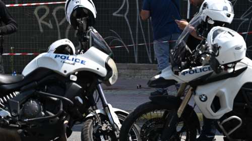 Τρόμος για υπάλληλο περιπτέρου στον Πειραιά: Ληστές υποδύθηκαν τους πελάτες και τον μαχαίρωσαν