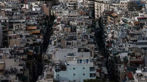 Οφειλές και γραφειοκρατία στερούν 300.000 κατοικίες από την αγορά ακινήτων