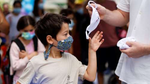 Κορονοϊός: Πόσο μας προστατεύουν οι μάσκες - Η χειρουργική ή η υφασμάτινη είναι πιο αποτελεσματική;