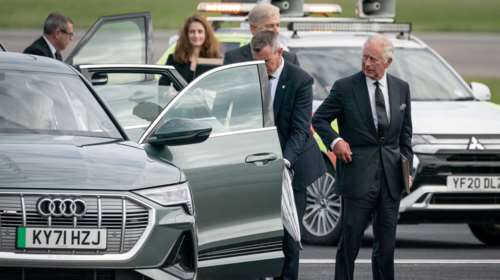 Ο βασιλιάς πενθεί: H πρώτη εμφάνιση του Κάρολου μετά το θάνατο της Ελισάβετ - Συντετριμμένη και μαυροφορεμένη η Καμίλα