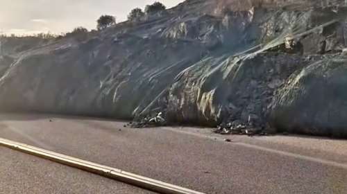 Κατολίσθηση στην Ιόνια Οδό: Κλειστός ο δρόμος από Aρτα έως Αμφιλοχία - Πέτρες έχουν καλύψει τις δύο λωρίδες [βίντεο]