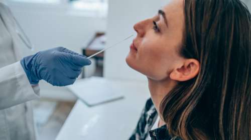 Πού διαφέρει το ενδορρινικό εμβόλιο γρίπης σε σπρέι σε σχέση με το παραδοσιακό ενέσιμο - Έρχεται φέτος στην Ελλάδα