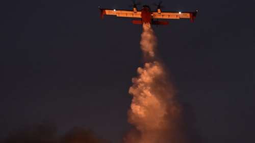Η ηρωική πτήση του Canadair μετά τη δύση του ήλιου, πάνω από τις φλόγες [εικόνες - βίντεο]
