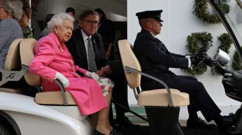 Η βασίλισσα Ελισάβετ σε ρόδες: Η πρώτη δημόσια εμφάνιση πάνω στο ειδικό ηλεκτρικό αμαξίδιό της