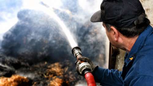Πυρκαγιά στη Βόνιτσα: Καίει χαμηλή βλάστηση στον Προφήτη Ηλία